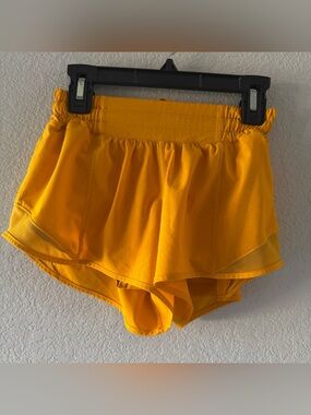 Lululemon Tracker / Speed Up Mid-Rise Short 2.5" Mesh (Yellow / Size 2)